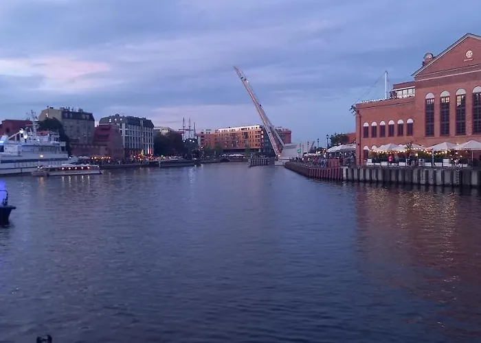 Doki Living & Foodhall Z Widokiem Na Marine Cesarska * グダニスク