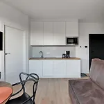 Doki Living & Foodhall Z Widokiem Na Marine Cesarska 그단스크